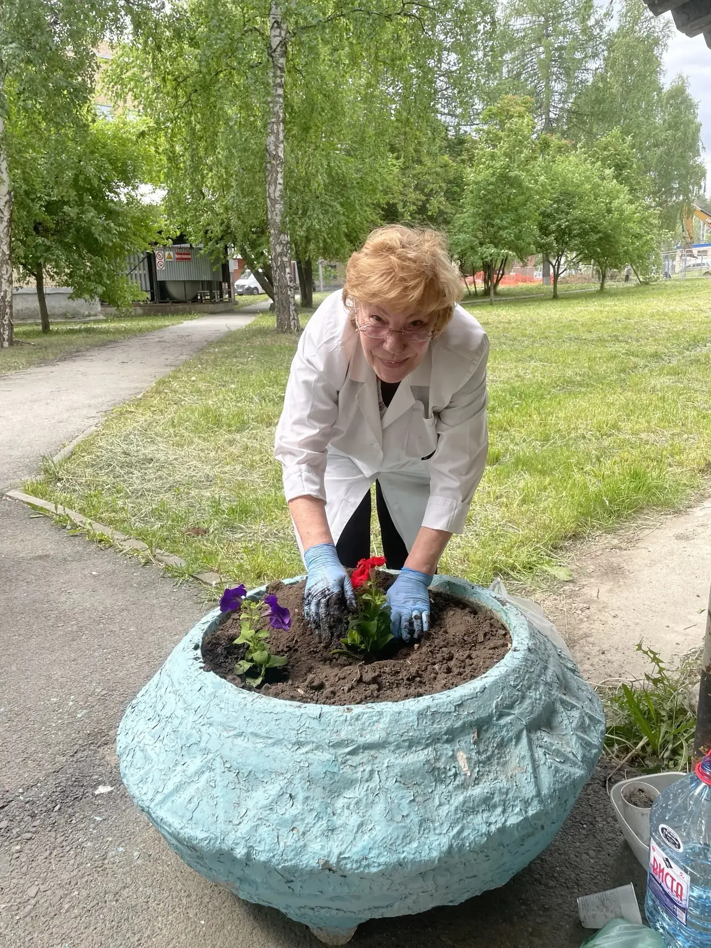 Уют и красота на территории больницы — это заслуга наших сотрудников. 🌺

 Они ежедневно ухаживают з