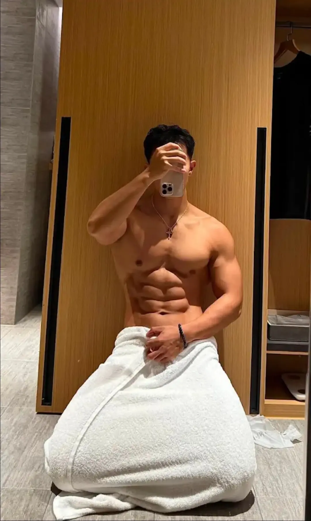 Он уже на коленях перед нами 🫠🤭