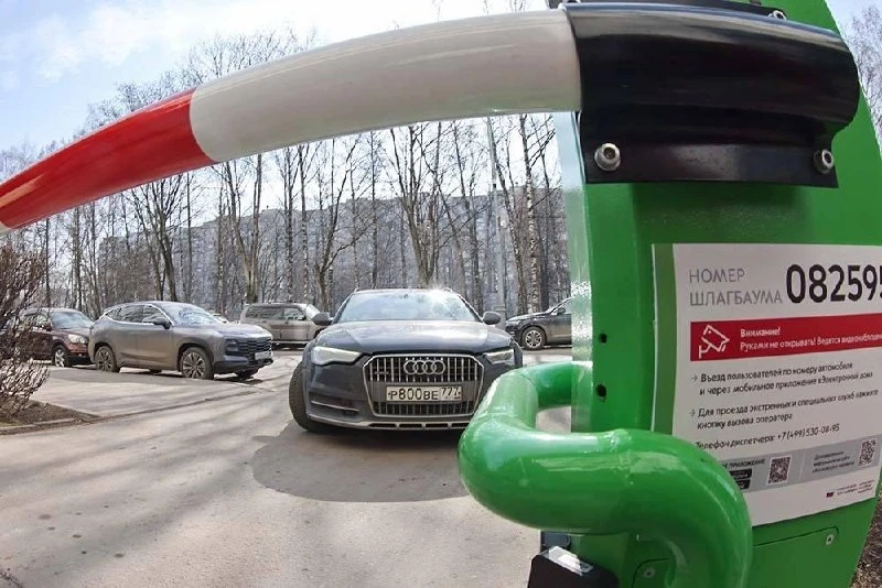 🚘 Плату за шлагбаум во дворах ввели в Москве.