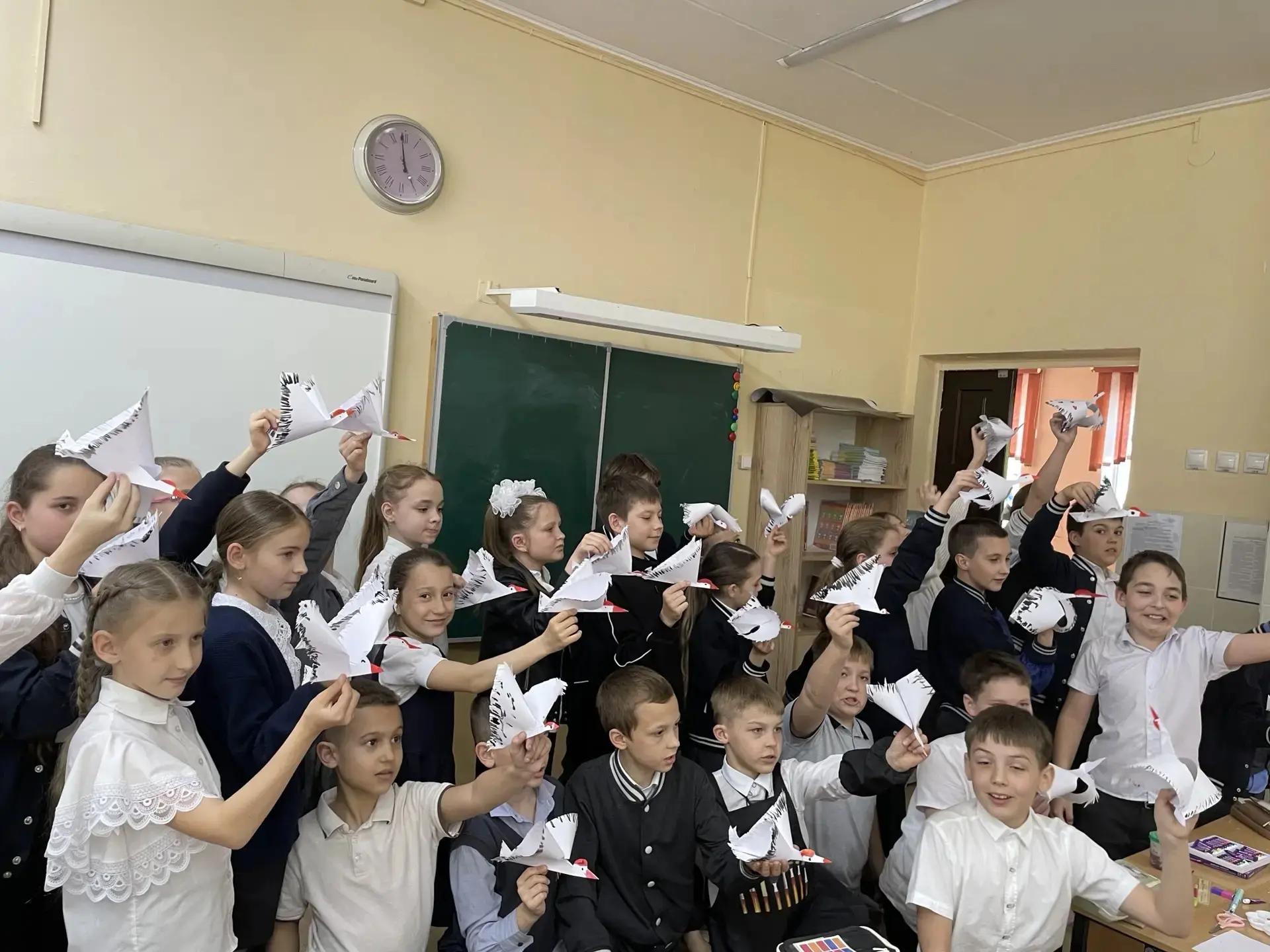 🎨 В преддверии Дня Победы наши ребята с большим старанием и теплом создавали красочные рисунки и тро