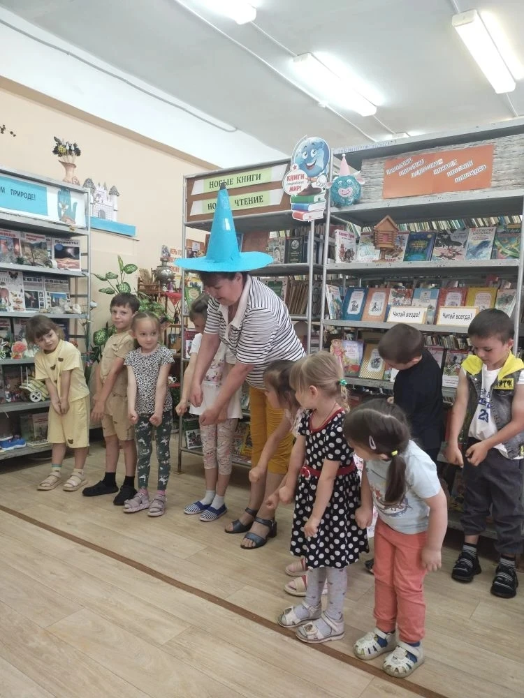 Волшебный мир книг открыли сегодня для себя дошколята в библиотеке. Помог им в этом Нез...