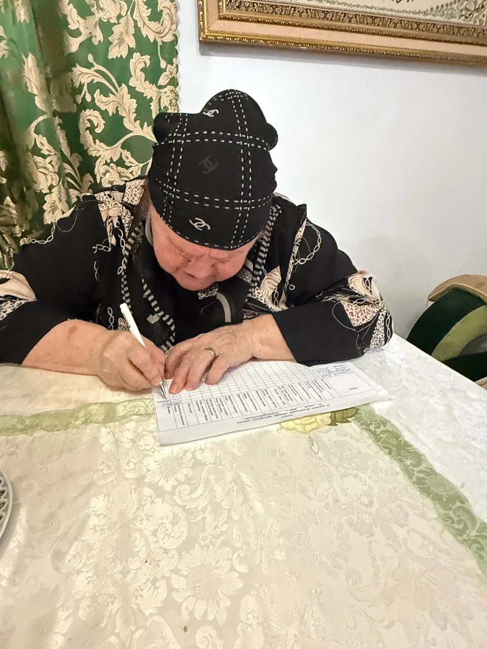 Подпись подопечных в акте о получении социальных услуг.