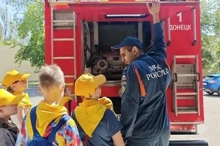 🚒 Донецкие школьники примерили форму спасателей и посидели в пожарной машине

👨‍🚒  Для ребят из л