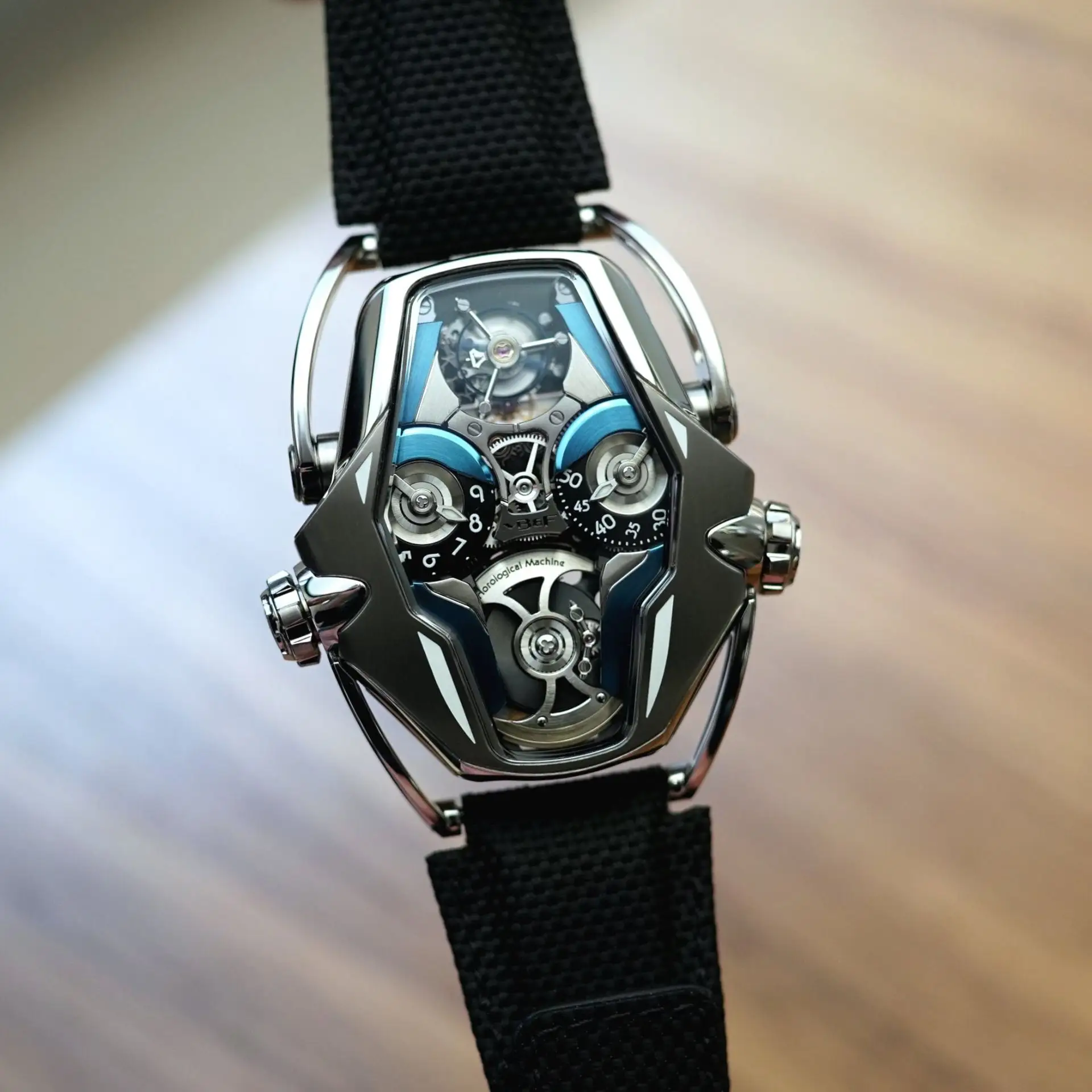 🤖 MB&F HM12 The Guardian: Детские мечты, ставшие серьезным часовым искусством! 🌌🚀