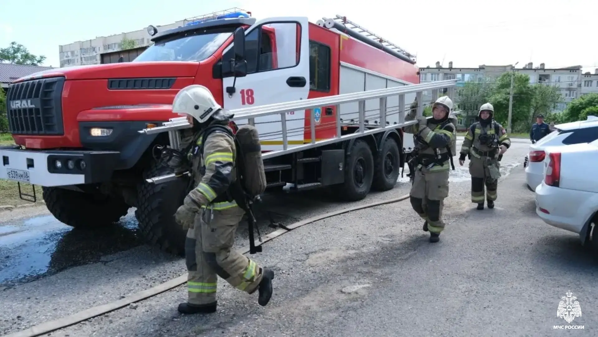 🔹В Элисте сотрудники МЧС Калмыкии ликвидировали пожар в автосалоне  🔹Сегодня, в 11:59 поступило сооб