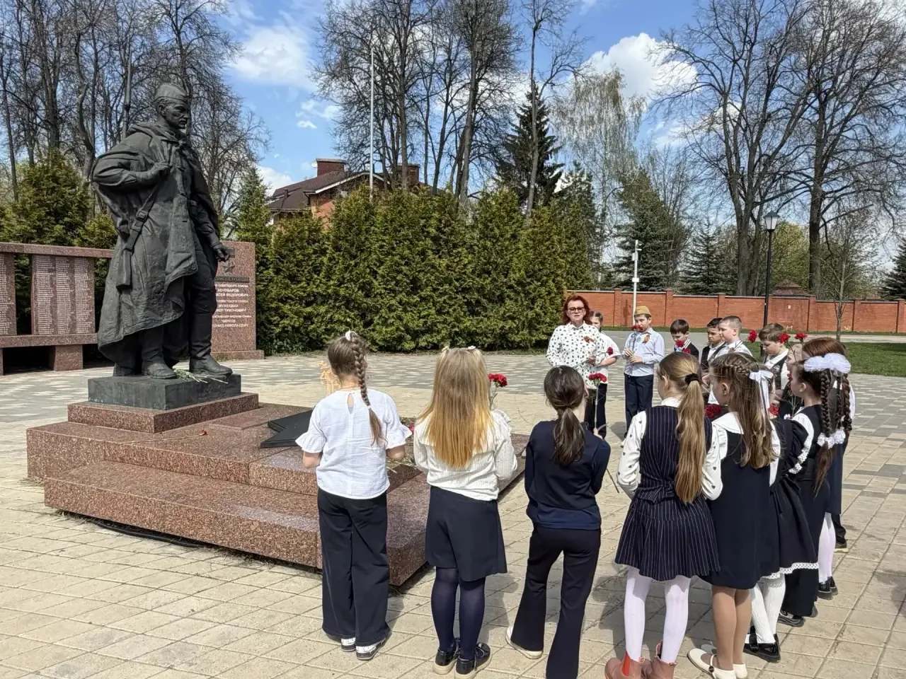 🕯 1418 дней борьбы. 34 тысячи часов мужества.  В рамках «Марафона Победы» учащиеся нашей школы прини