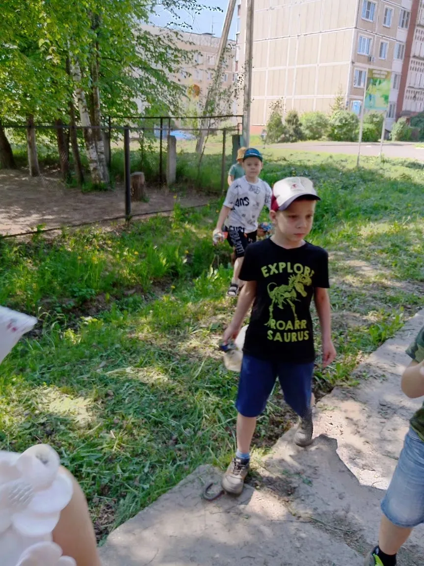 В группе "Лучики" прошла весенняя акция "Трудовой десант" под девизом: "Мусору нет"