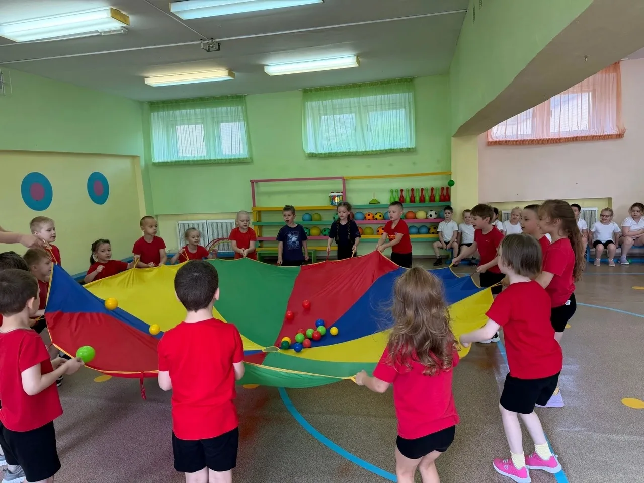 Сегодня в нашем детском саду прошло развлечение «Игры с парашютом»! 🎈

В нём приняли участие ребята