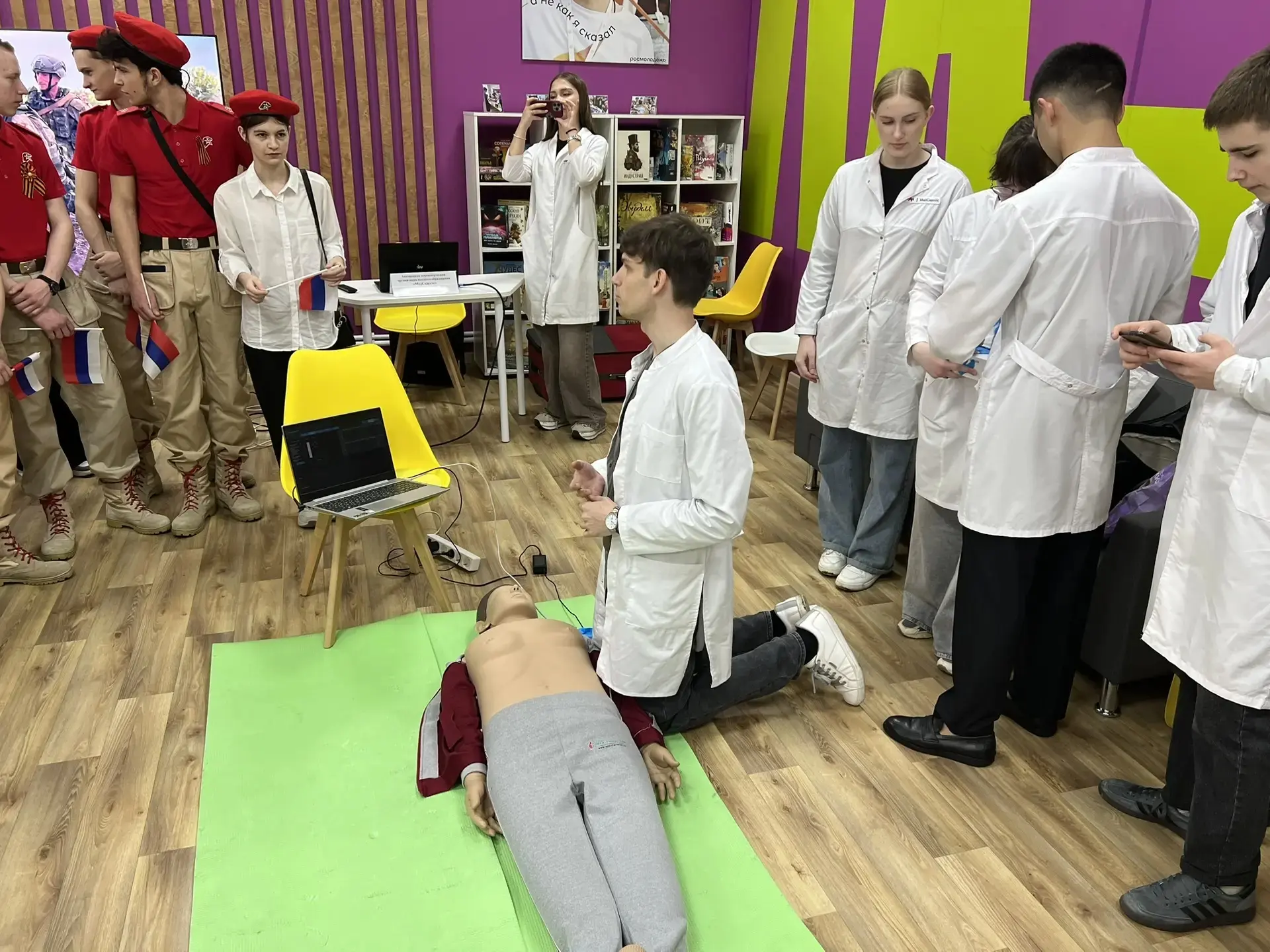 Ученики Рассветовской школы на мероприятии "Есть такая профессия - Родину защищать".