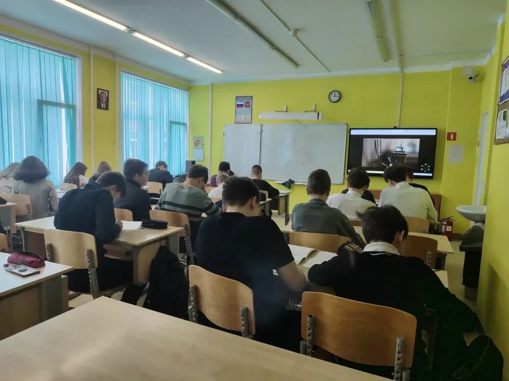 В понедельник, 2 февраля, мы традиционно начинаем учебную неделю с внеурочного занятия "Разговоры о 