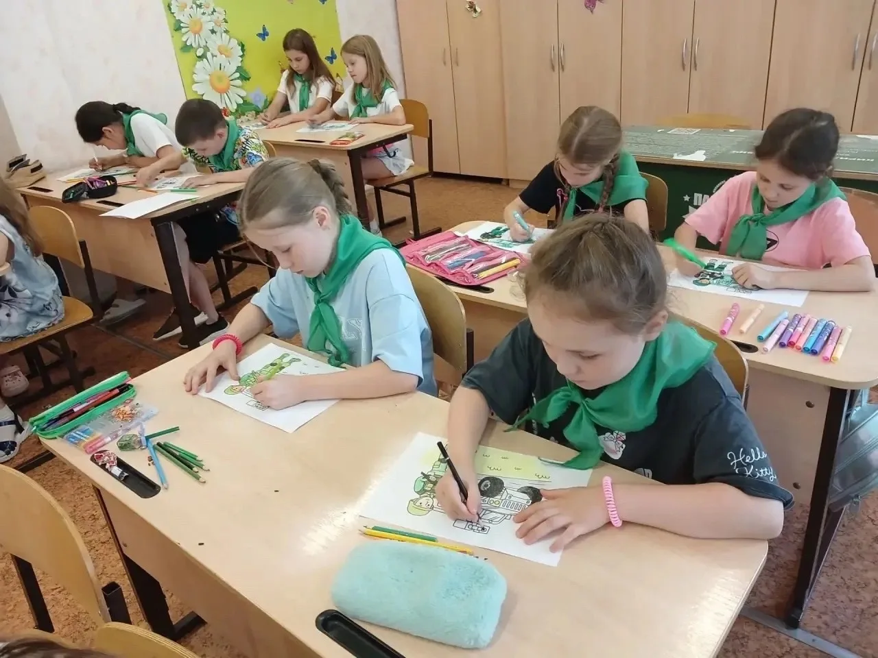 ✉️ Добрые письма на передовую 

Наши ребята из лагеря дневного пребывания не теряют времени даром! С