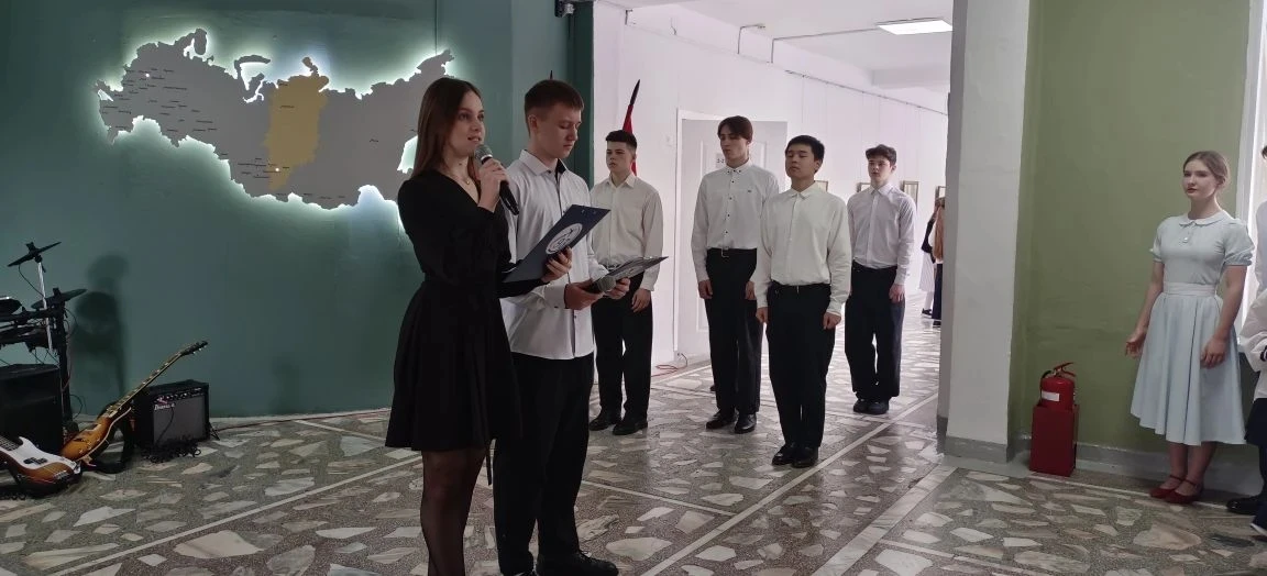 С Днем защитника Отечества! 🇷🇺 В нашей школе прошла особенная линейка.  Сегодня наша школа наполнила
