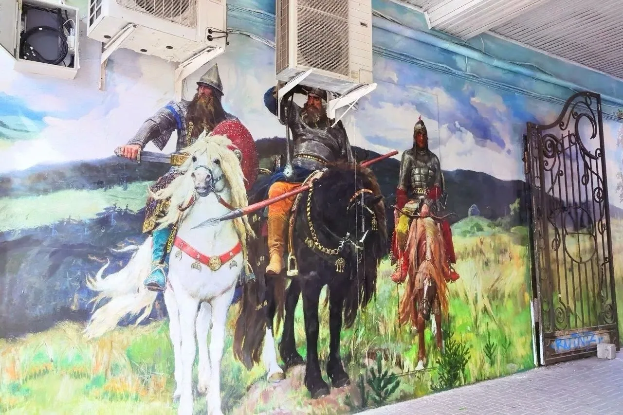 🎨 Художник Олег Лукьянов создаёт в Рязани мурал с «Богатырями» Васнецова — фрагмент ка...