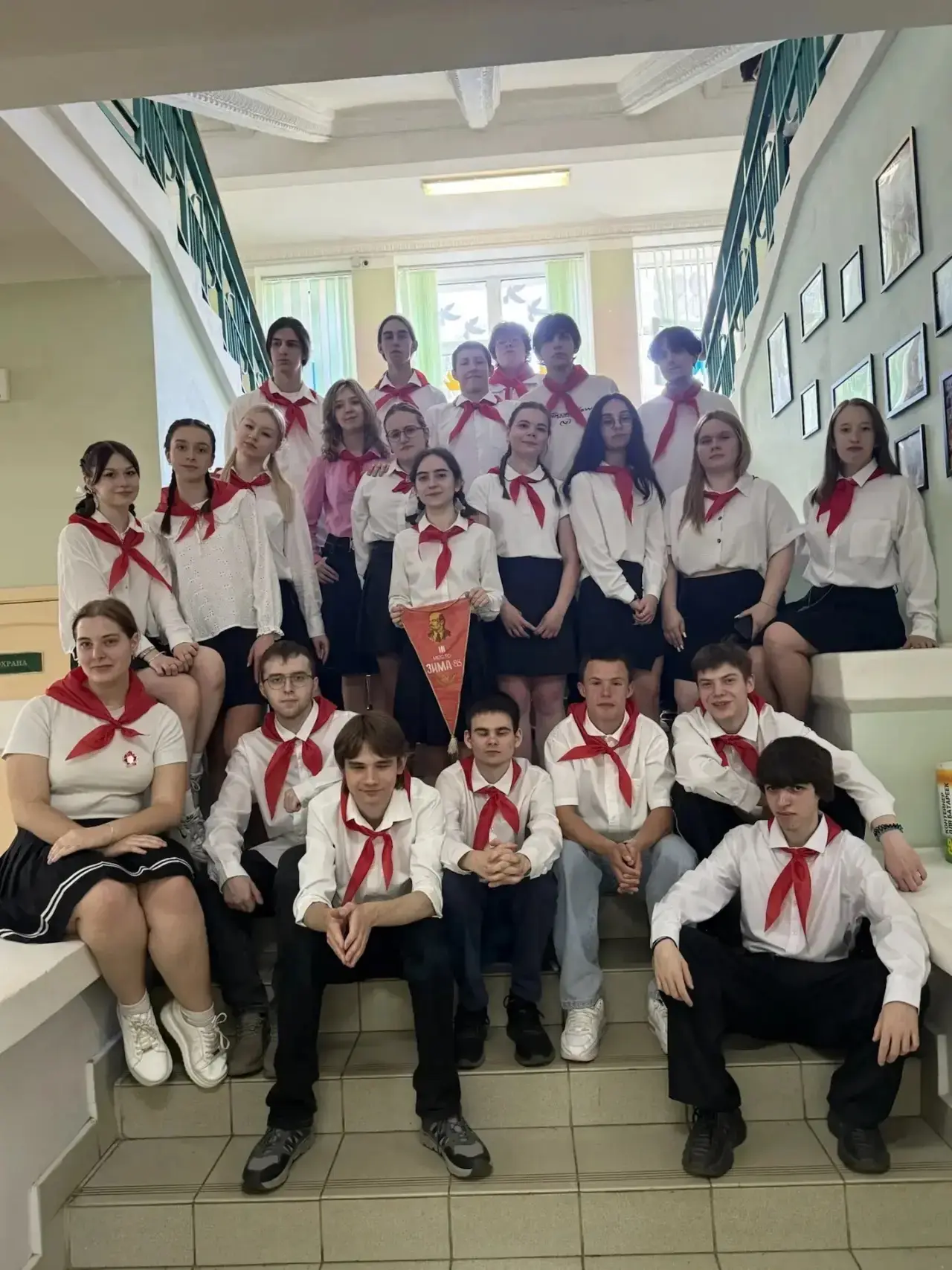 🥁 «Будь готов!»: как выпускники 11 Б класса на один день превратились в пионеров.  🫡 В нашем Центре 