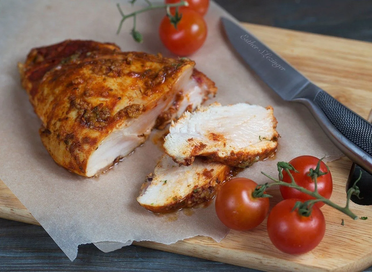 Пряная буженина из куриной грудки Ингредиенты: Куриная грудка - 800 г Чеснок - 5 г Паприка молотая -