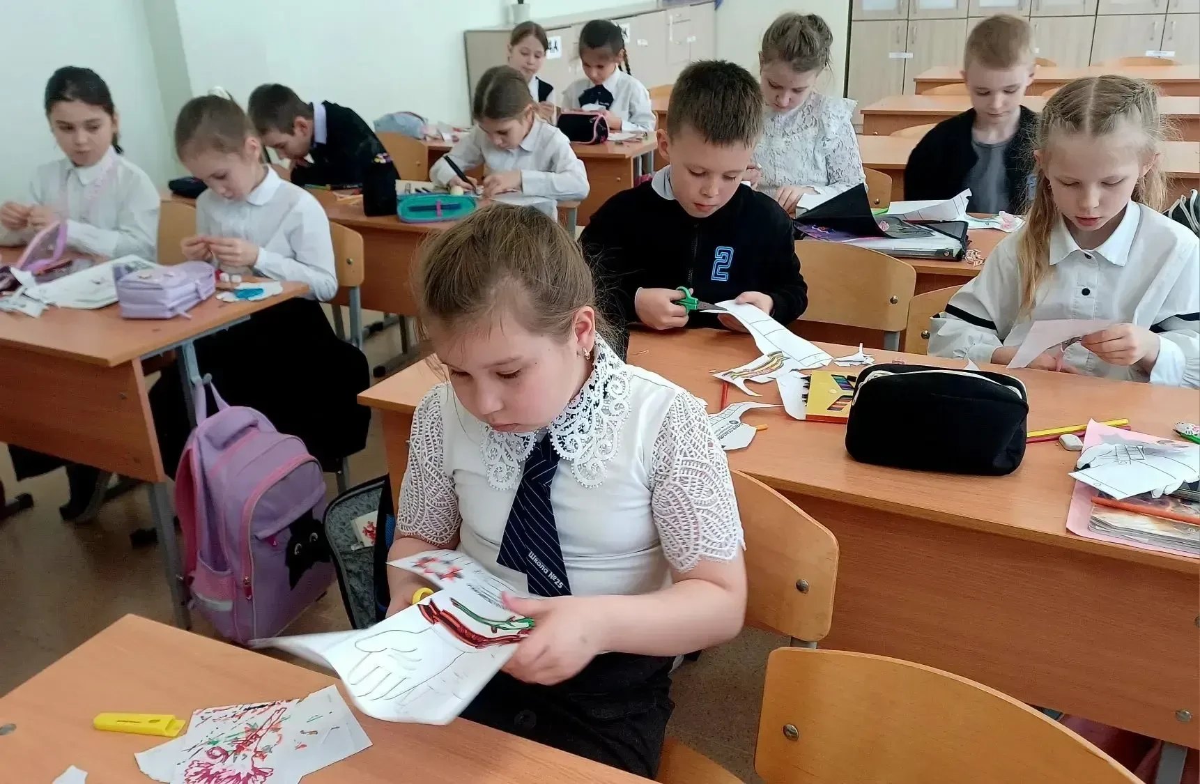 🕊️ Урок памяти и творчества во 2 «Ж» классе! Ребята начали подготовку ко Дню Победы на уроках труда: