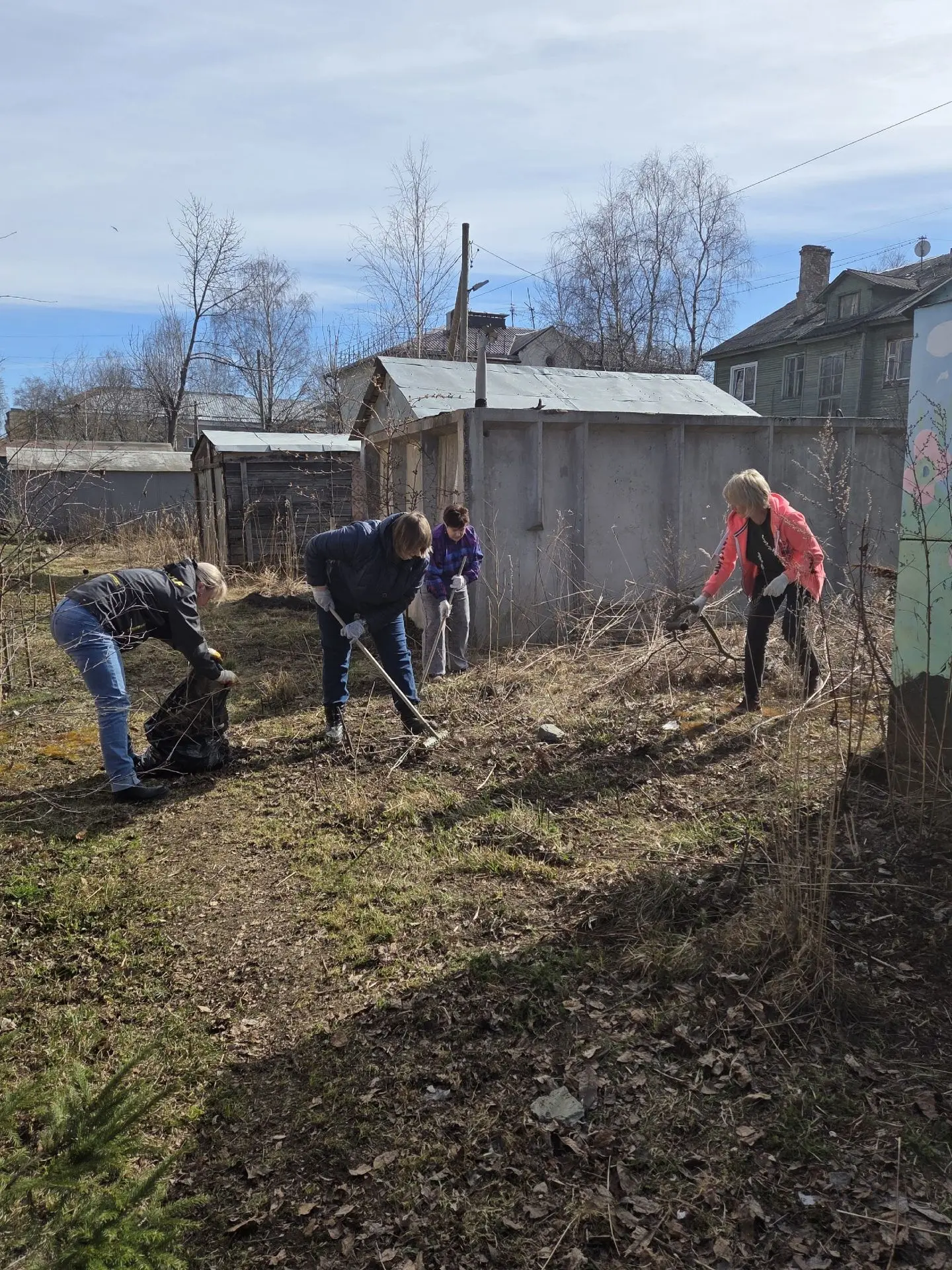Сегодня воспитанники группы "Совушки" приняли участие в субботнике. Ребята и сотрудники с энтузиазмо