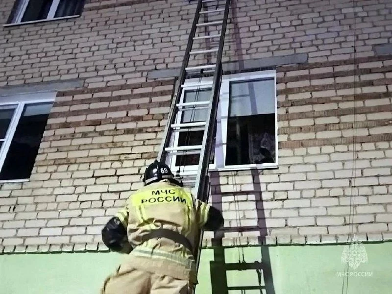 ​🚒 Пожарные пробрались через балкон к пенсионерке, которой стало плохо