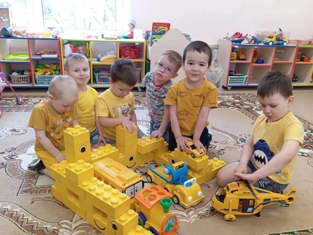 🎨 «Разноцветная неделя»: играем, учимся, творим вместе!  Каждый день — новый цвет. Ребята знакомилис