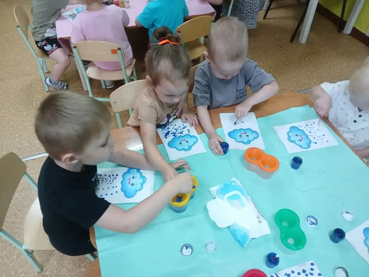 На занятии малыши учились изображать дождь — рисовали синие капельки💧 .Каждый дождик🌨💧🌧 получилс