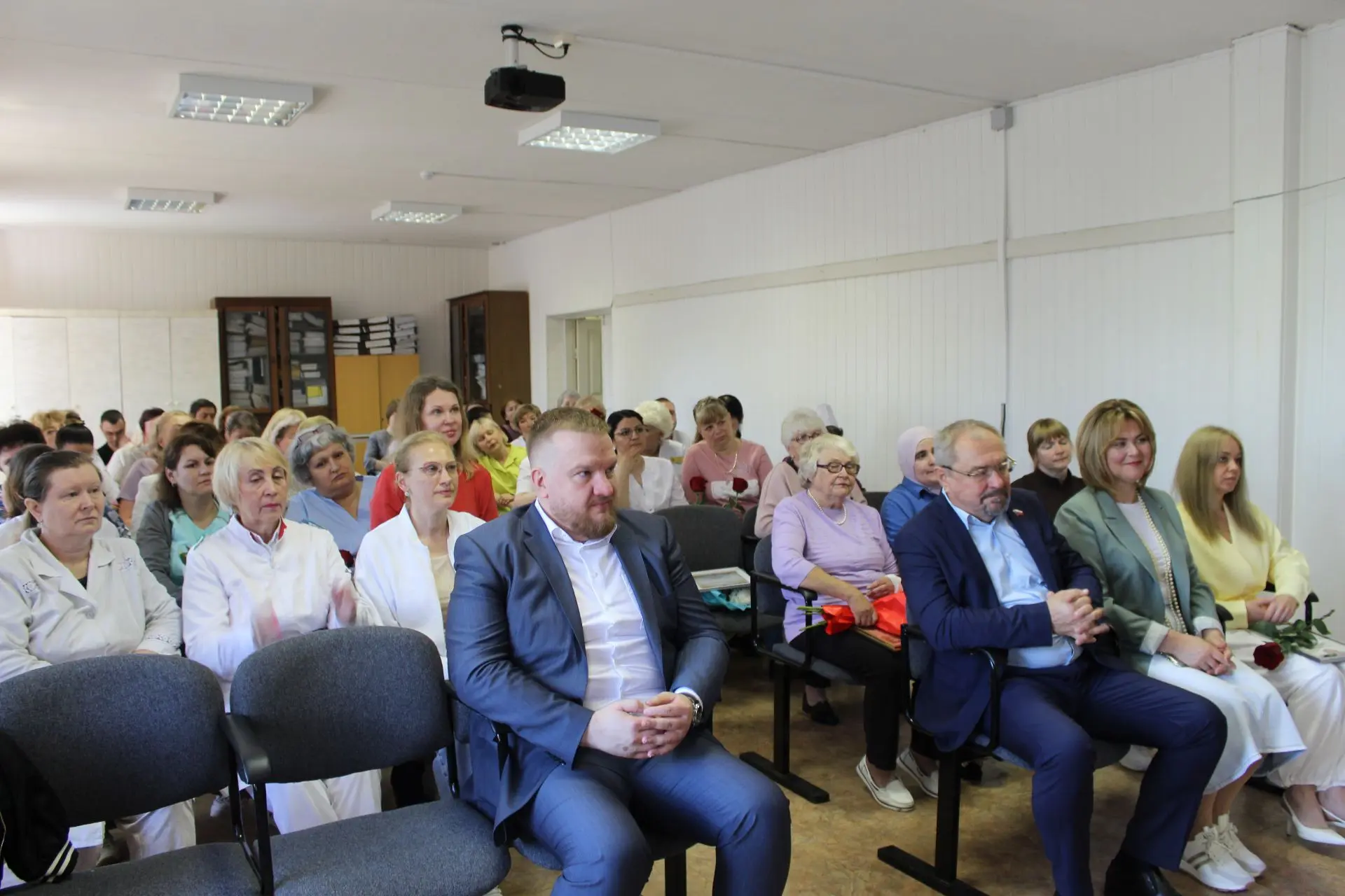 🎆К Дню медицинского работника: поздравили, поблагодарили, наградили.
 
В преддверии Дня медицинског
