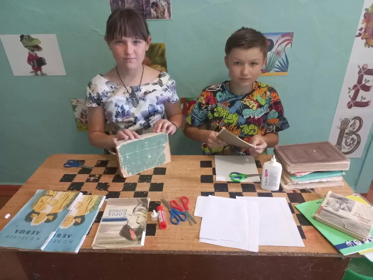 📚 Книжная мастерская: даём книгам вторую жизнь! 📖

В нашей школе кипит необычная, но очень важная 