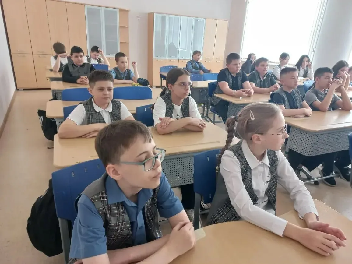 Патриотический урок «Символы Победы»🎖️   ✅18 мая специалист Библиотеки городских историй (ул. Весенн