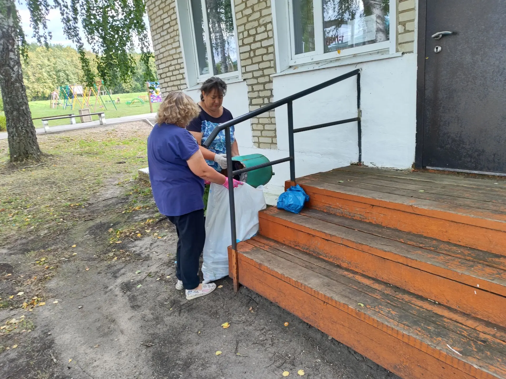 21 августа сотрудники библиотеки приняли участие в благоустройстве парка имени Гагарина.