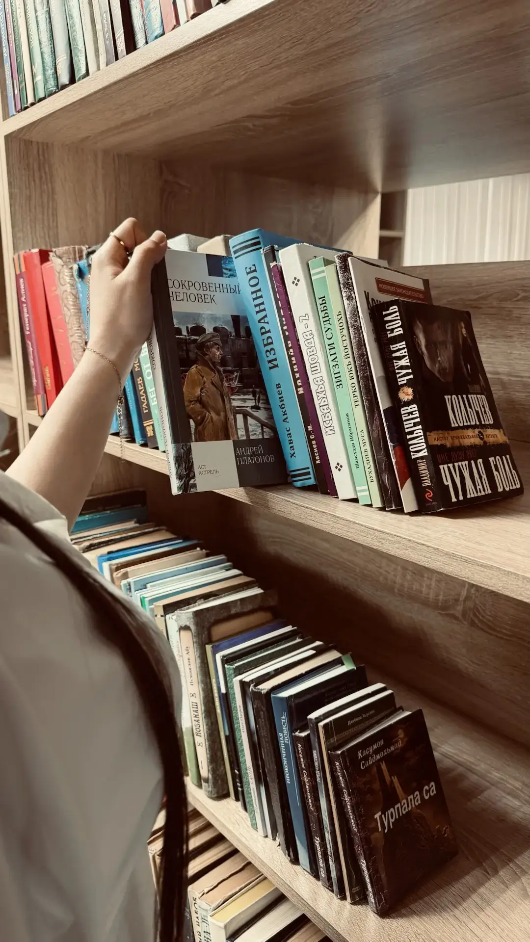 7 мая в ГБПОУ «КГК им. Ш. Калиева» провели книжную выставку «Глазами тех, кто был в бою», посвященна
