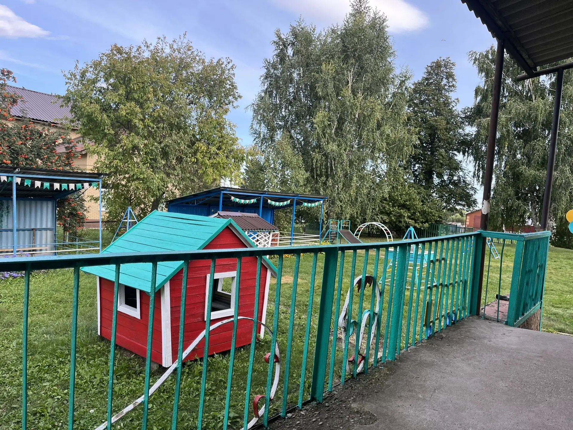 Дорогие наши родители, огромное спасибо за покраску участка! Теперь наши веранды, скаме...