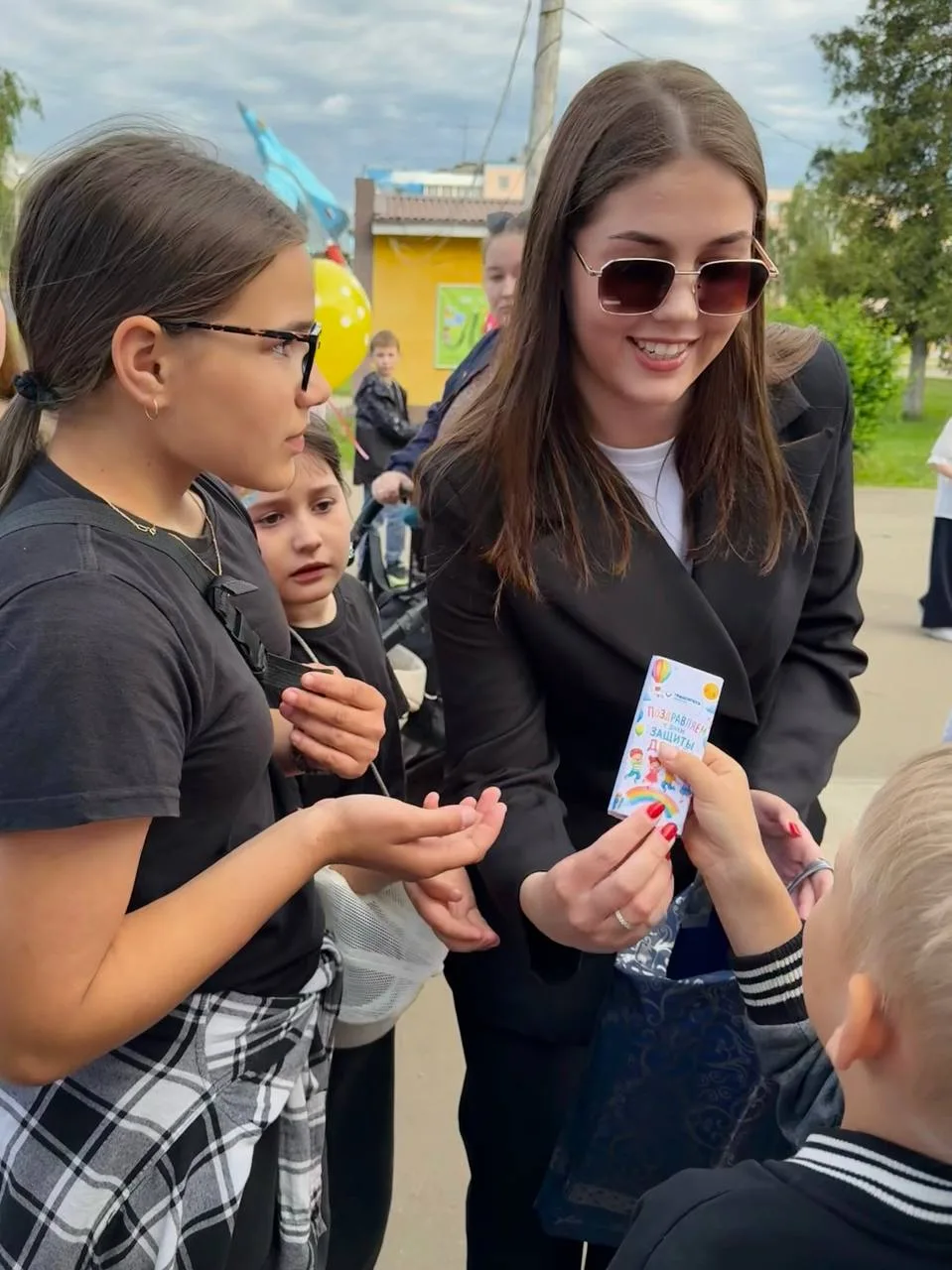 Вперед в яркое лето!

🎉Праздничные мероприятия, приуроченные ко Дню Защиты детей, прошли в г. Лухов