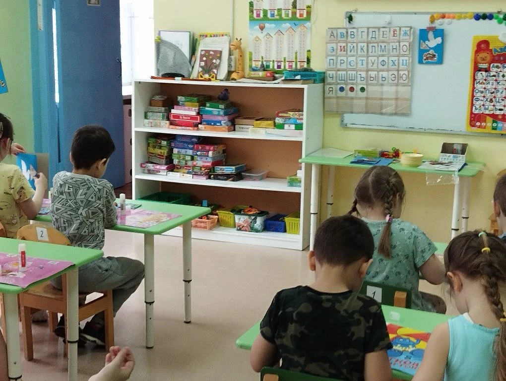 Старшая группа. Аппликация: "Поздравительная открытка к празднику Победы."