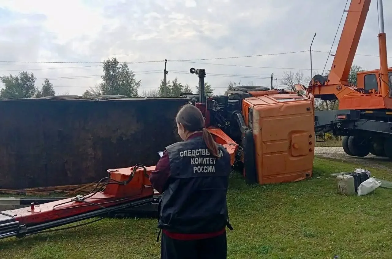 В Саратовской области на рабочего рухнул грузовик со столбом