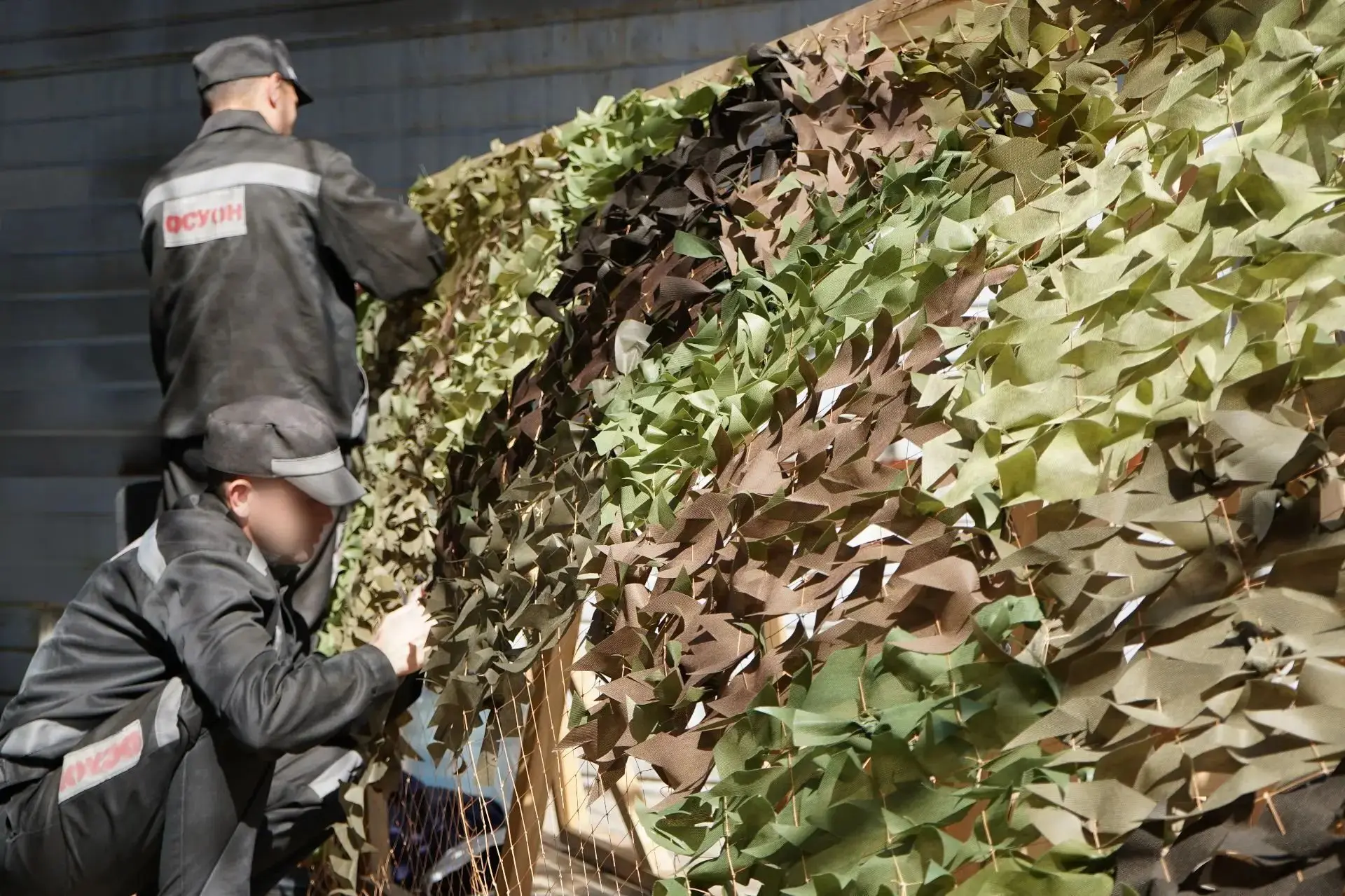 «Сидельцы» из колонии под Самарой плетут маскировочные сети для участников СВО. Осужден...
