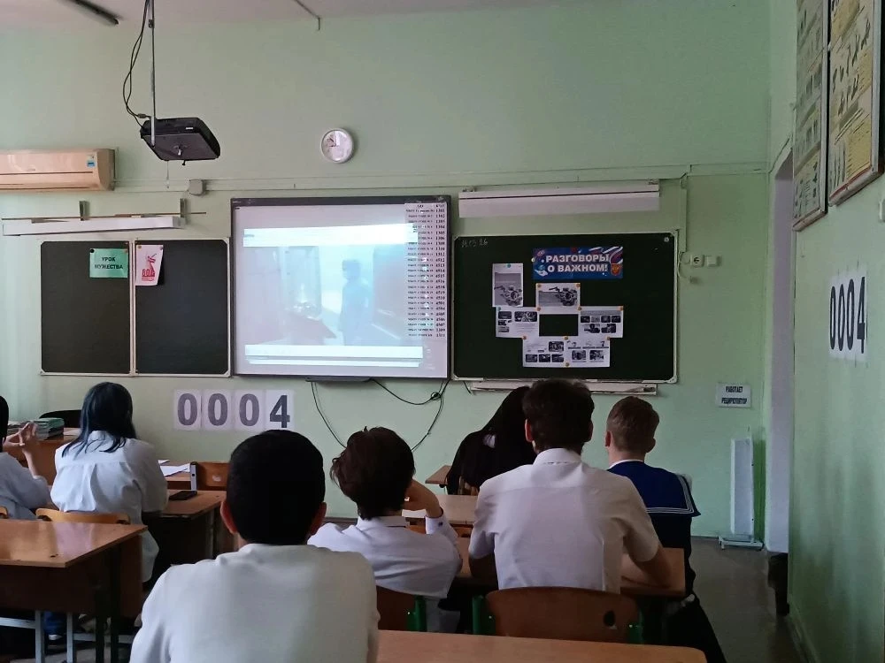 🧑‍🏫Традиции, которые объединяют: наше утро в школе! 🇷🇺✨  Понедельник в нашей школе начался торжестве