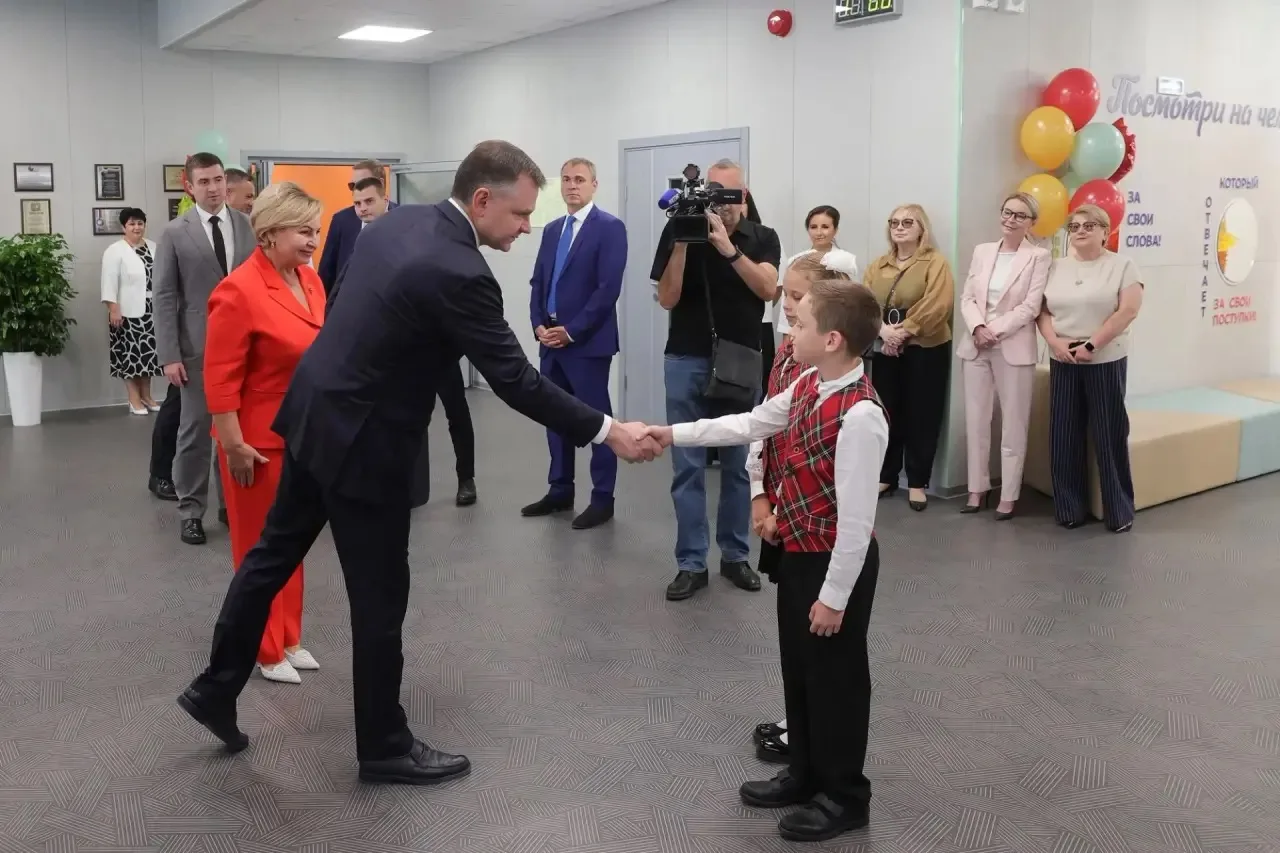 Побывал в ещё одной открывшейся сегодня новой школе - в микрорайоне «Вертолетное поле» ...