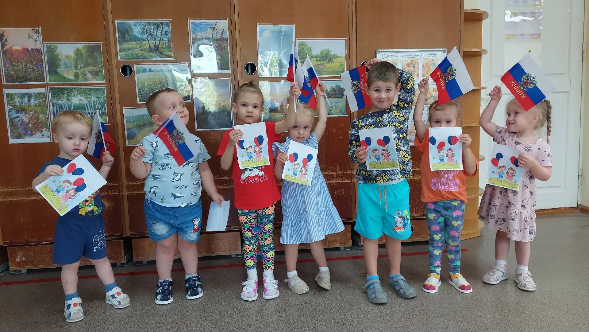 День Российского флага особенно трогательно прошёл в младшей группе "Звездочки" — для м...
