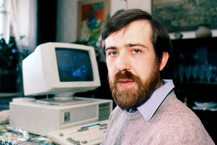 📸 Гений из СССР: Алексей Пажитнов за рабочим компьютером (середина 1980-х).