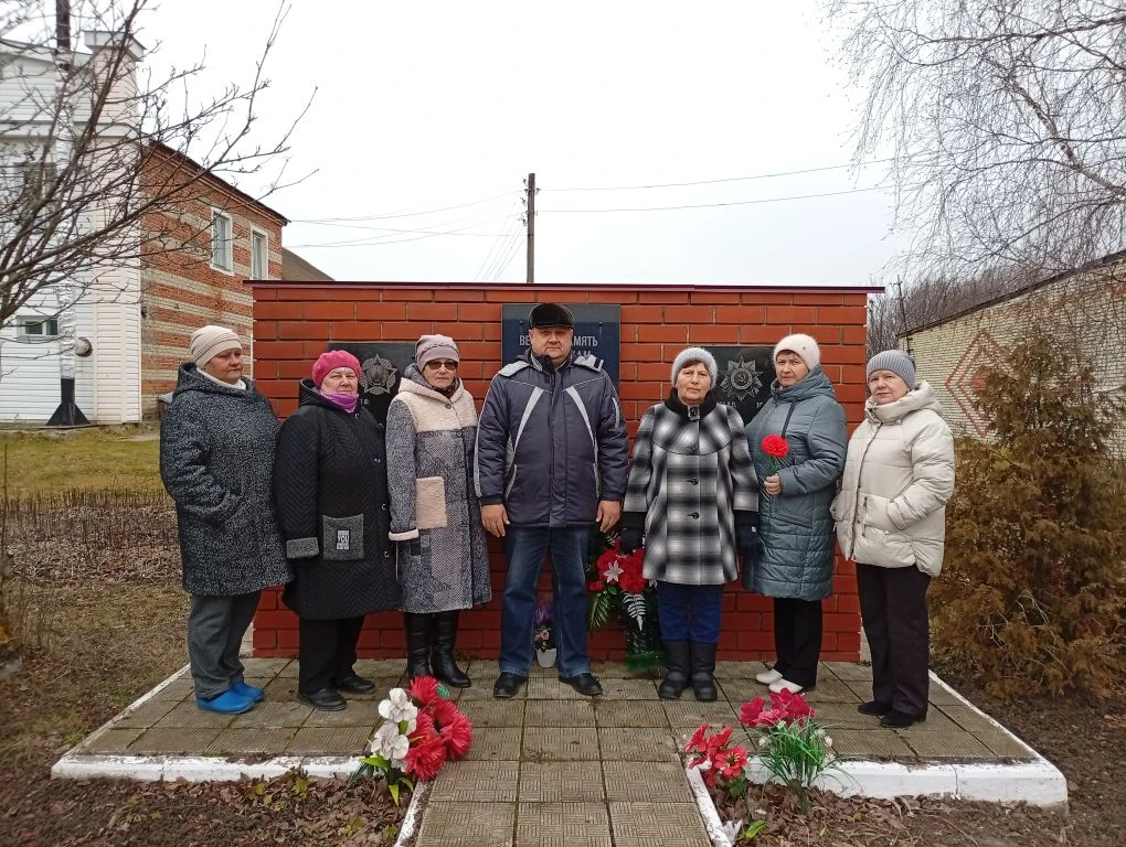 Возложение цветов к памятнику войнам-землякам, посвящённое Дню Героев Отечества.
