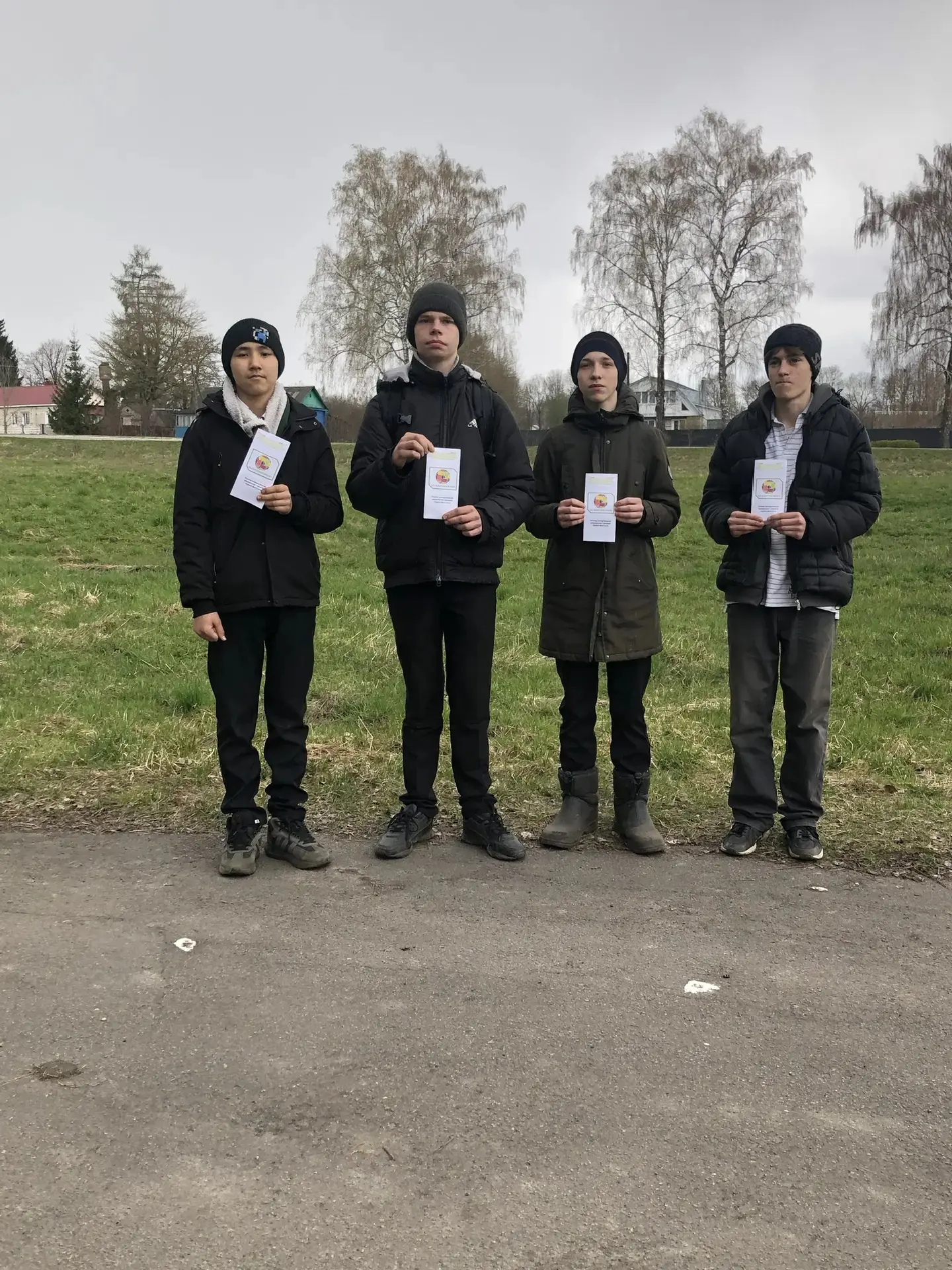 В рамках акции "Сообщи, где торгуют смертью" обучающиеся совместно с СДК раздали буклеты.
В них отра