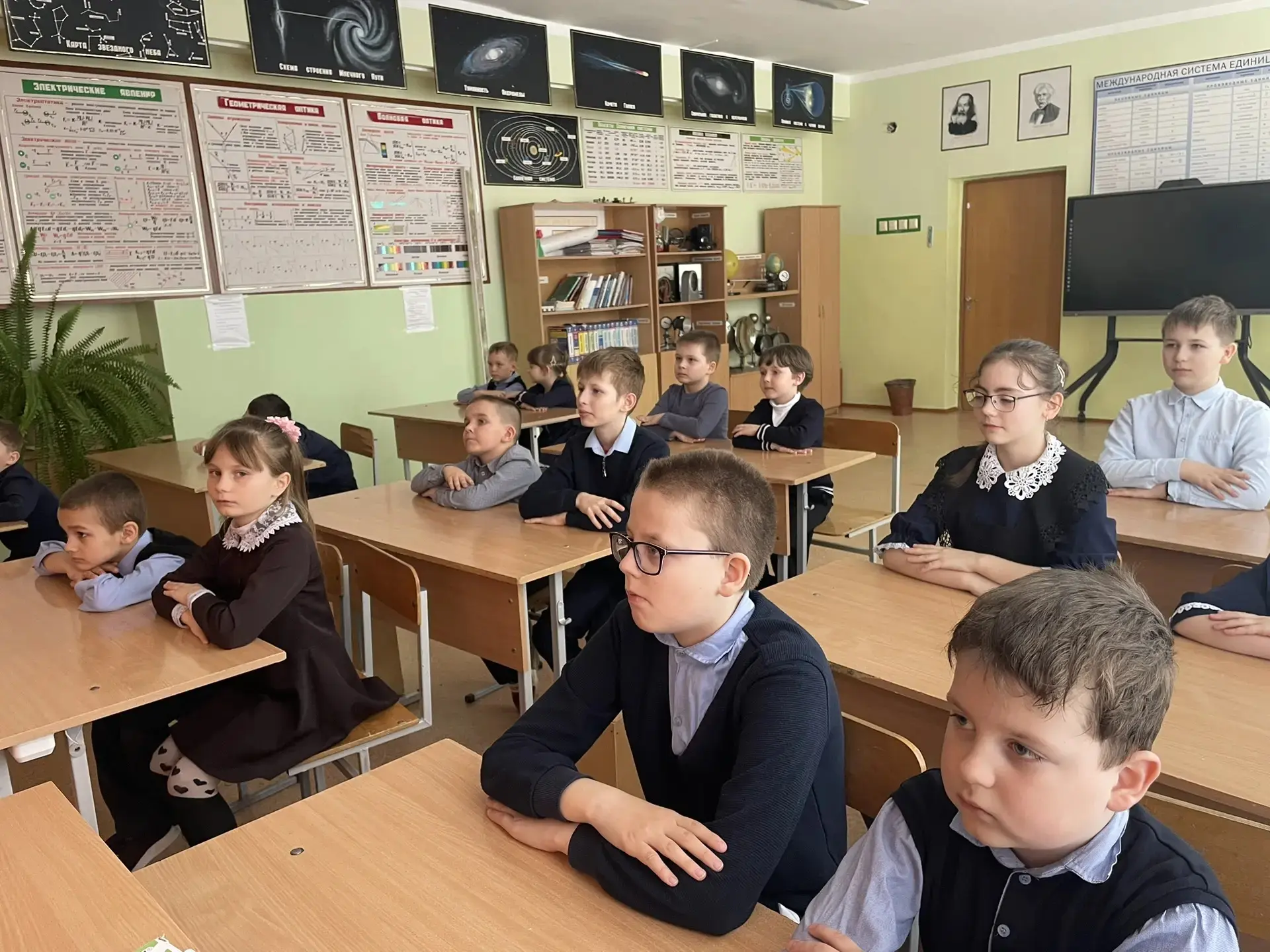 Сегодня в начальной школе была организована беседа по безопасности с просмотром видеофи...
