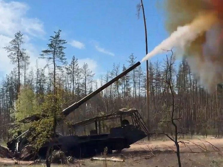 Снаряд «складывает» блиндаж: крупнокалиберный «Пион» разносит укрепления ВСУ.