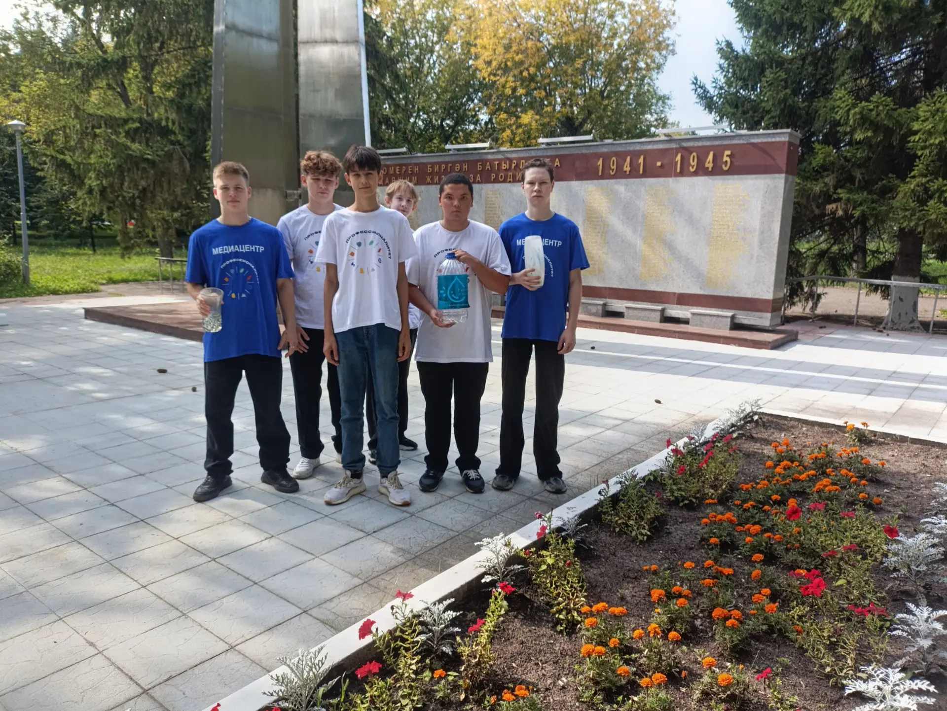 Волонтёры и амбассадоры колледжа приняли участие в памятной акции, посвящённой жертвам ...