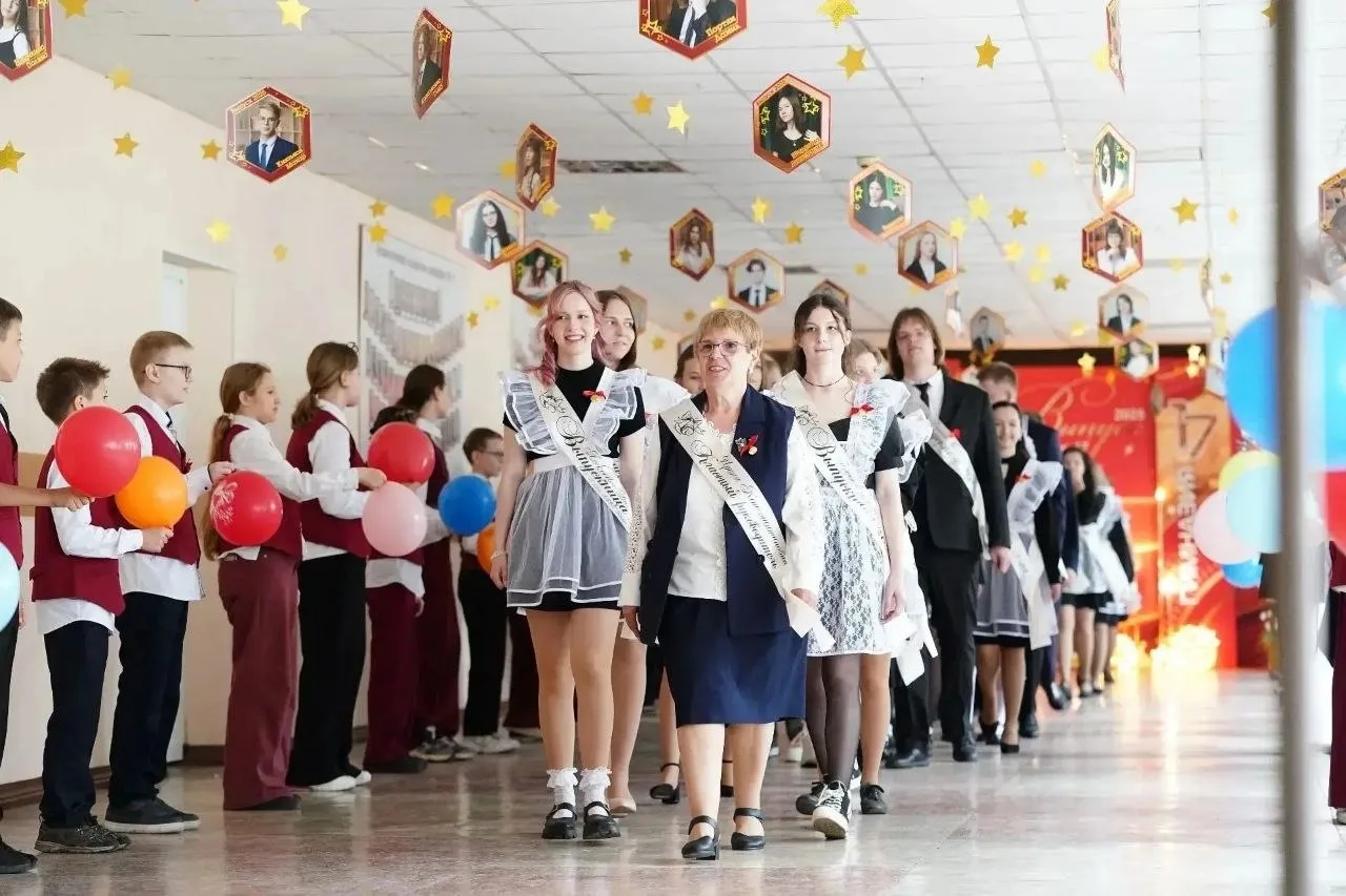 😍В Кемерове последние звонки прозвенят для 9393 выпускников  26 мая школу окончат 2598 одиннадцатикл