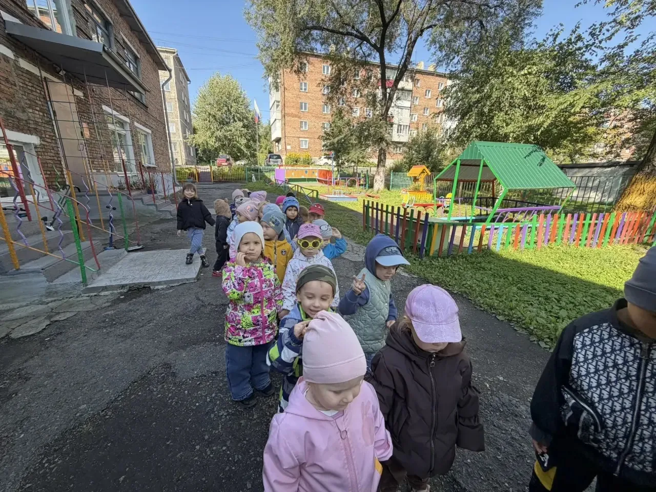 ☀️ Прогулка с пользой в группе «Солнышко»! 🧑‍🤝‍🧑✨