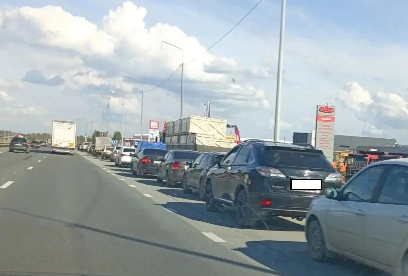 На свердловские заправки "Лукойл" начали привозить больше бензина