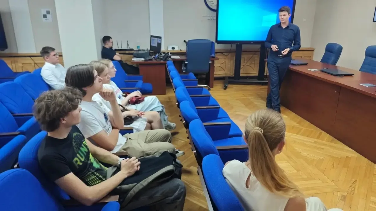 Экскурсия, которая зажигает интерес

Абитуриенты направления                      «Энергетика» ДВГУП