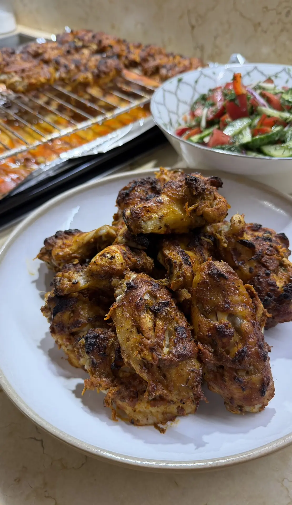 Сегодня так
🔥🥘 Крылышки тандури 

Маринад: 
корень имбиря - 30 г
чеснок - 50 г
кинза - 15 г
паста 