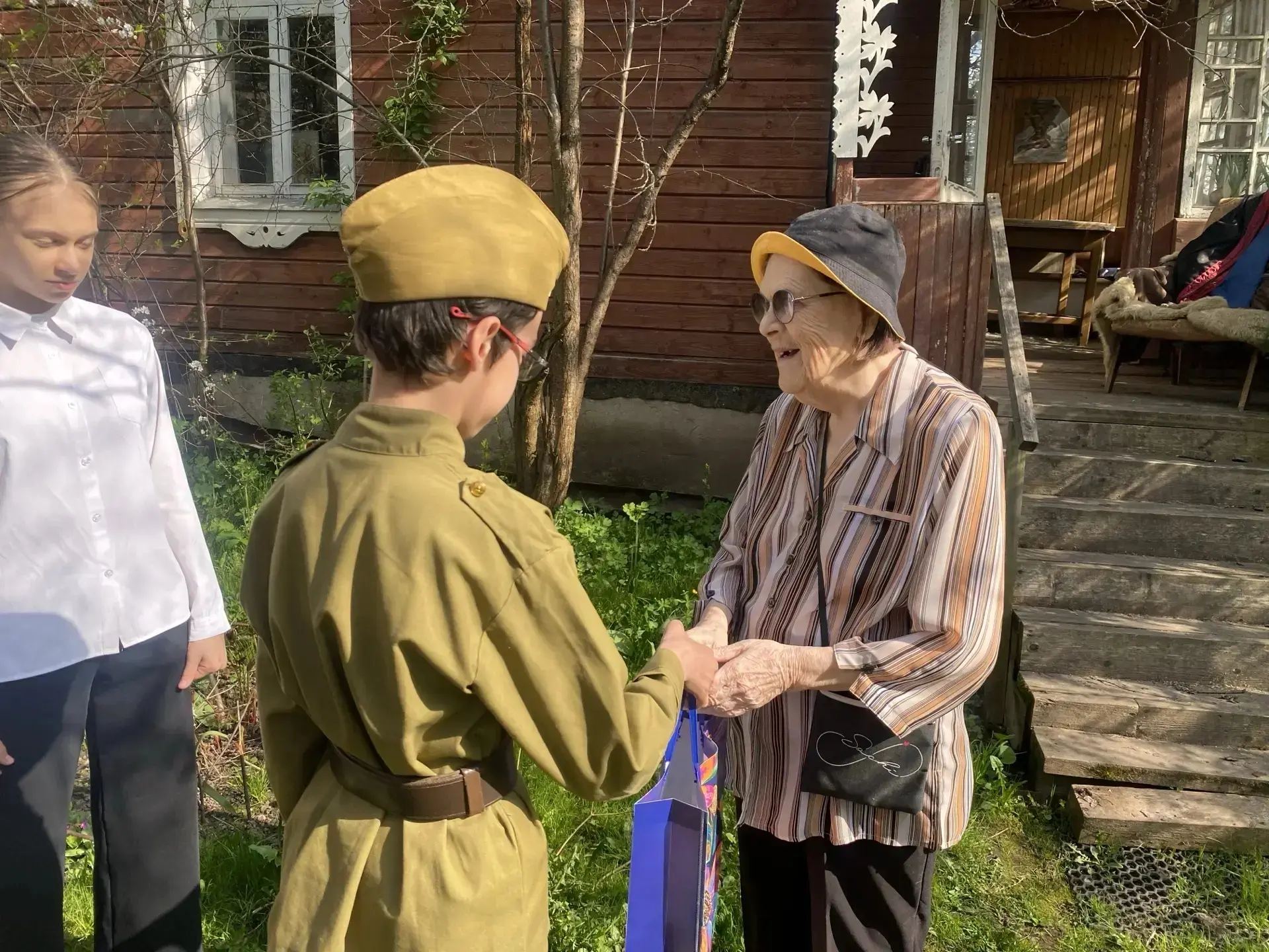7 мая ученики 6 «А» класса от всей души поздравили ветеранов Великой Отечественной войны 🎗️  Наших д