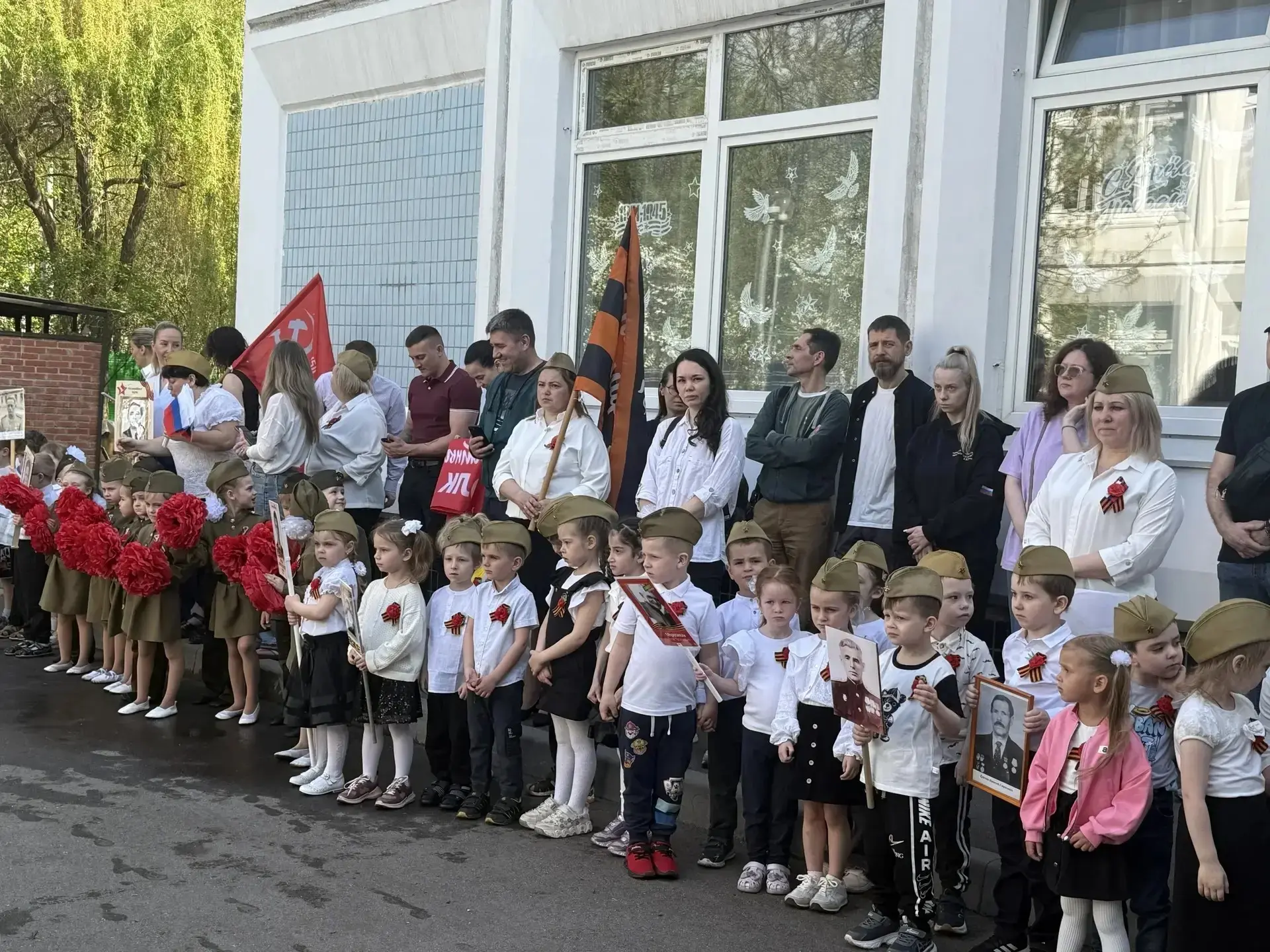 🕯️ Ветераны, дети, родители: вместе в День Победы  В гостях у дошколят — ветераны педагогического тр